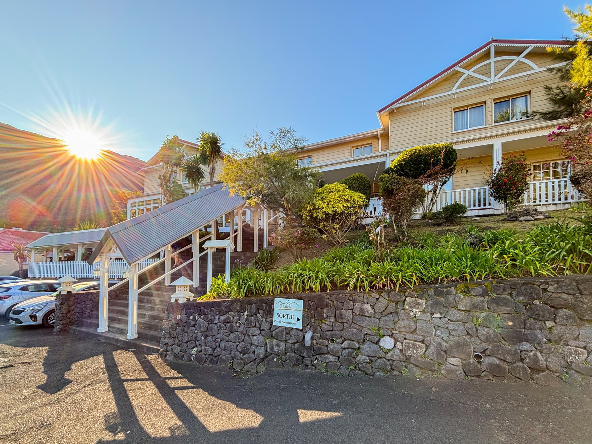 Façade créole de l'Hôtel Le Cilaos au coucher du soleil