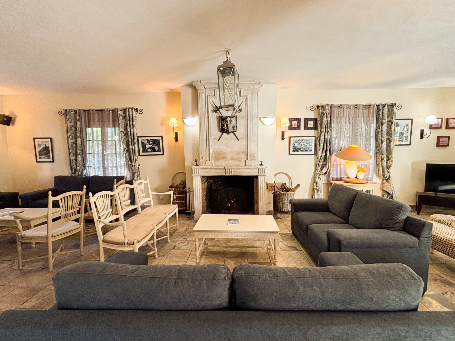 Salon avec cheminée à bois de l'Hôtel Le Cilaos