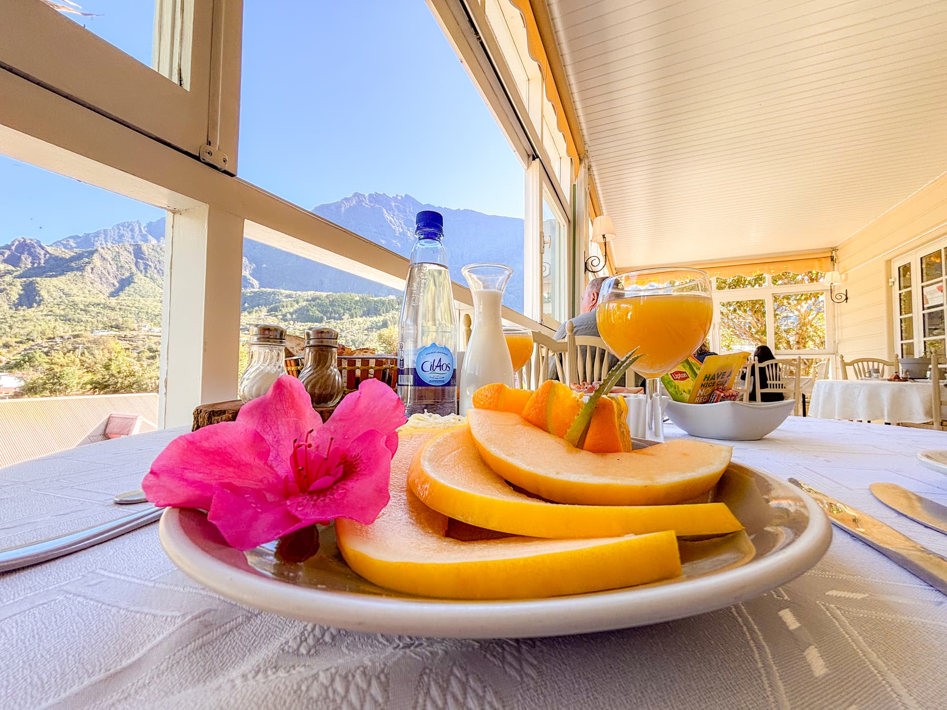 Petit-déjeuner panoramique avec vue sur les remparts du Cirque