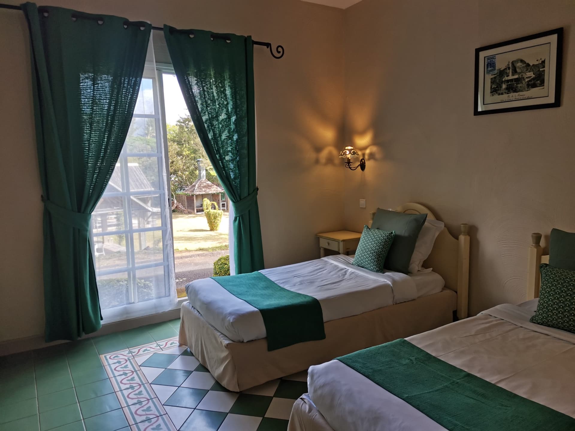 Chambre Twin Standard : Hôtel Le Cilaos, Cirque de Cilaos : photo 2 sur 3